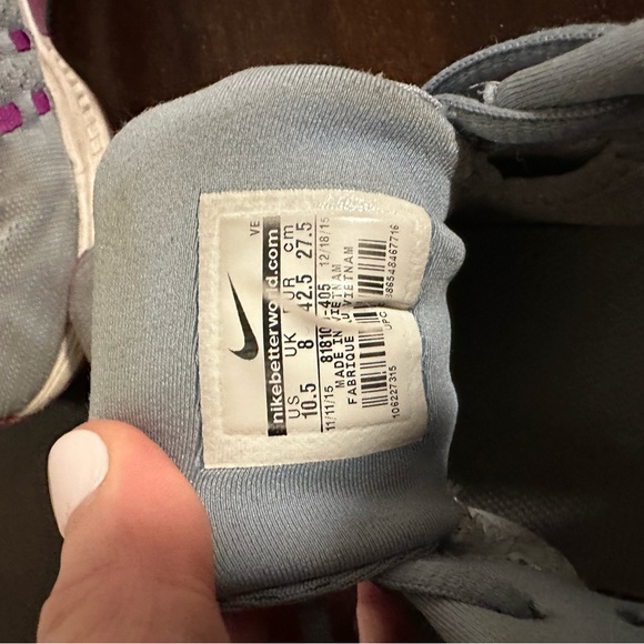 Gently used Nike sneakers - Picture 3 of 4